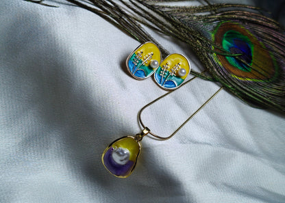 Mesmerizing Glow: The Artful Pearl & Enamel Necklace